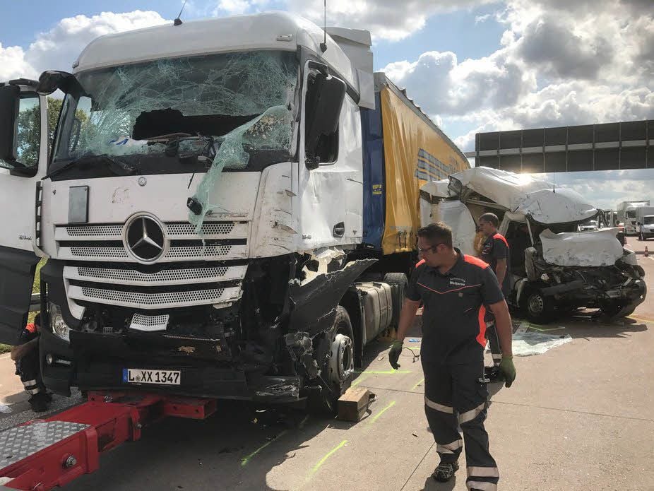 Ein Lastwagen fuhr auf Höhe Halle-Ost auf das Stauende auf und schob drei andere Lkw und einen Transporter ineinander.