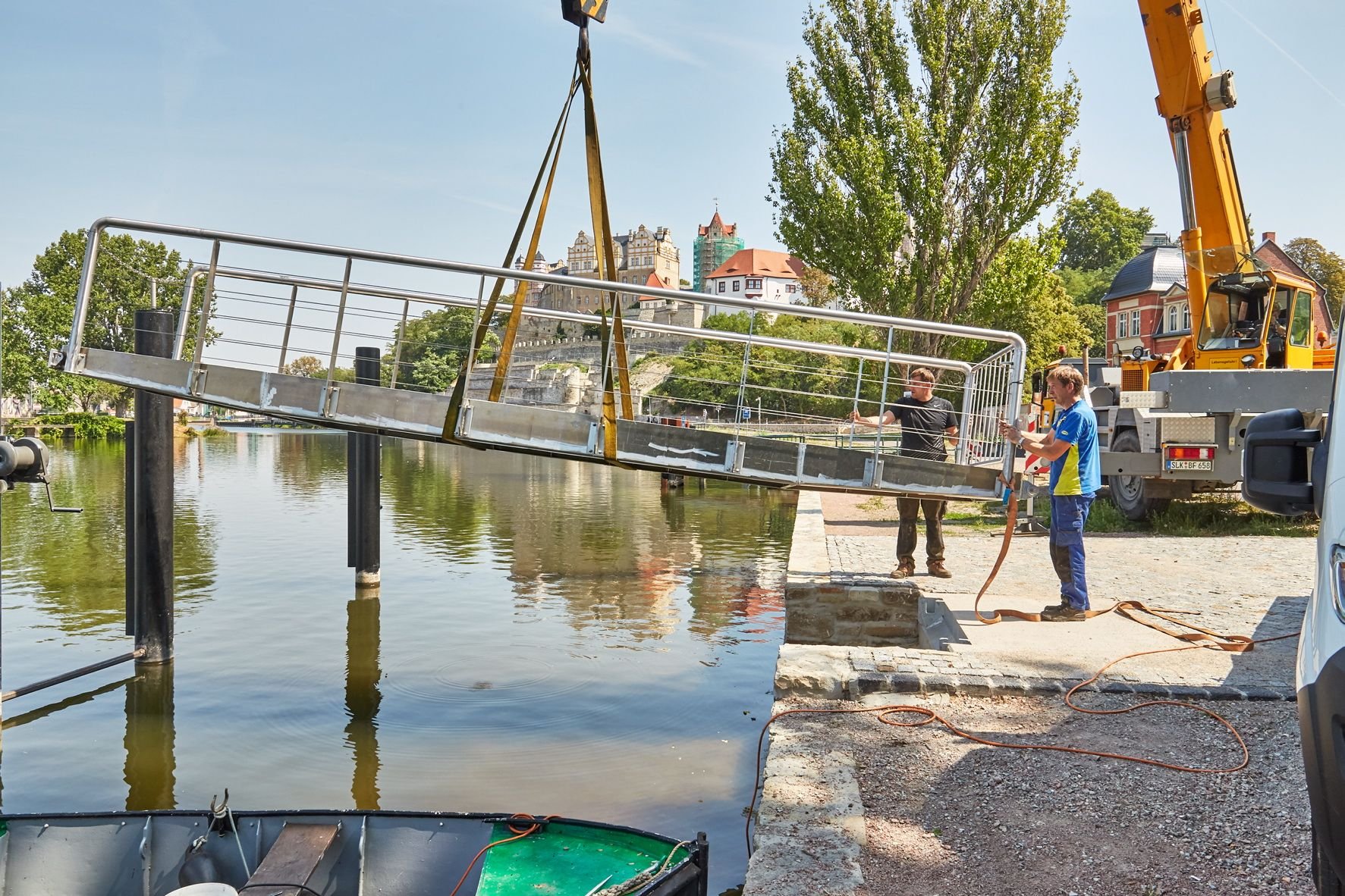 Die neuen Stege für den Fähranleger an der Saale in Bernburg sind montiert worden.