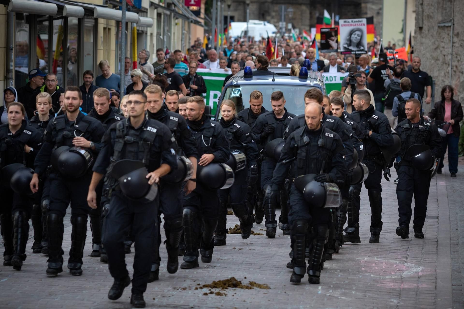 Polizei sichert die Demonst´ration in Köthen am Sonntag ab. Es kam dabei zu einigen Straftaten.