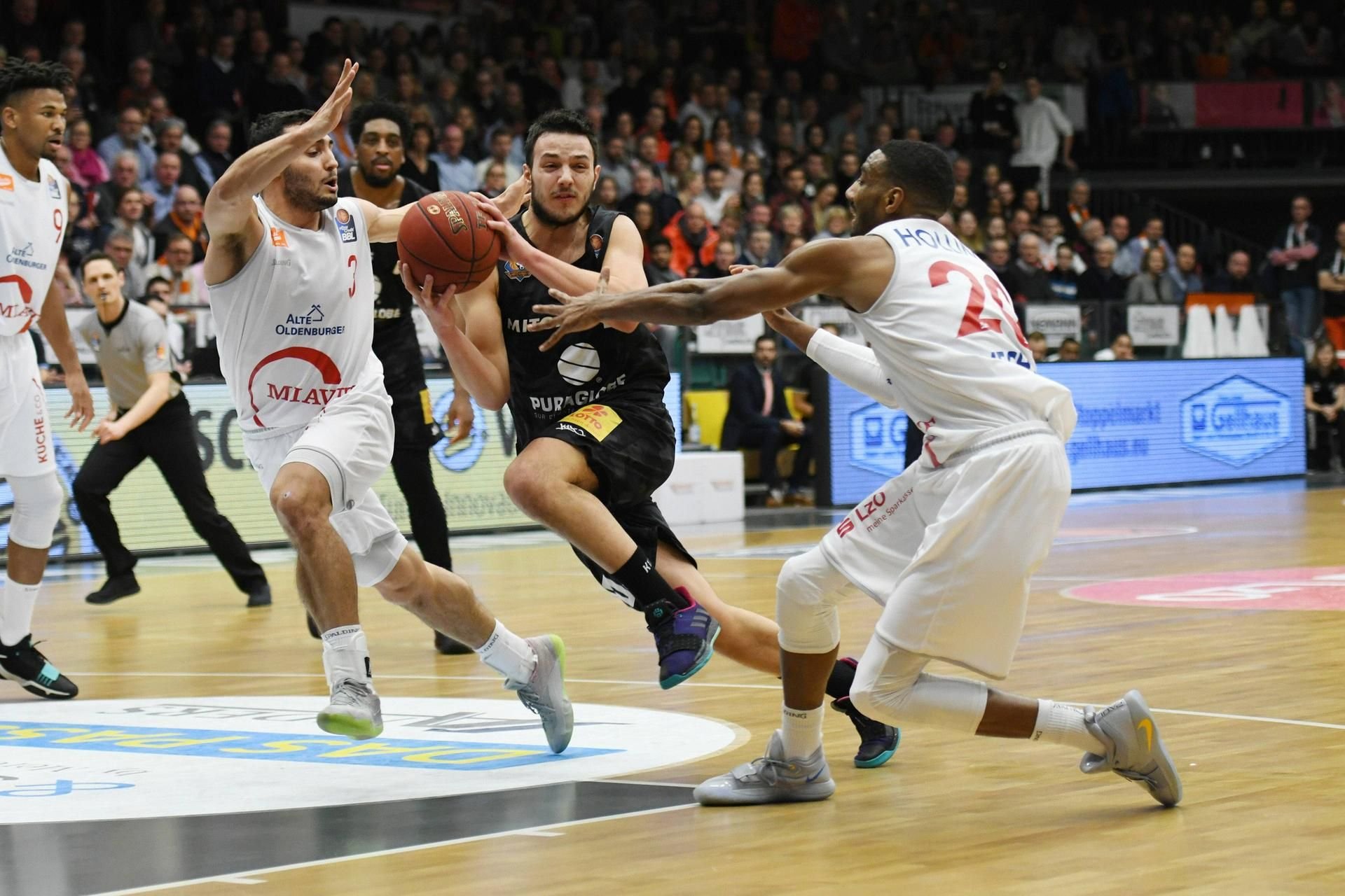 Jovan Novak vom MBC zieht gegen Vechta dynamisch zum Korb.