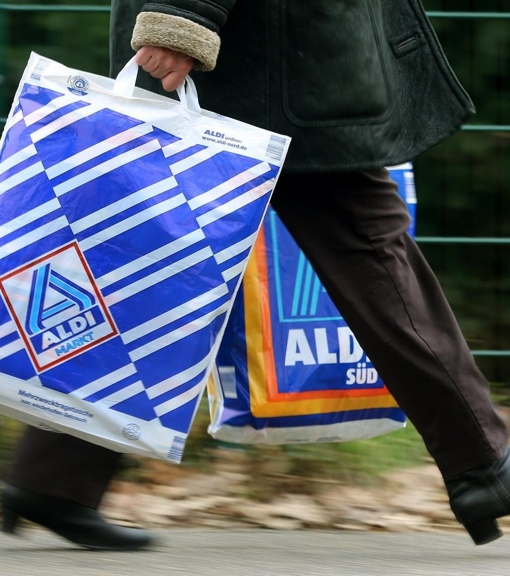 Eine Gruppe Männer hat Smartphones aus der Filiale des Discounters Aldi in Gröningen gestohlen und konnte fliehen.