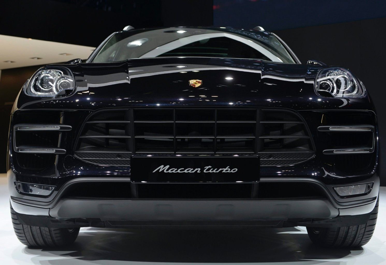 Der mächtige Kühlergrill des Macan zeigt die Verwandtschaft zu seinem größeren Bruder Cayenne.