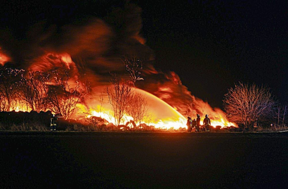 Altreifen sorgen in Borau (Burgenlandkreis) für ein haushohes Flammenmeer, mehrere Feuerwehren sind im Einsatz.