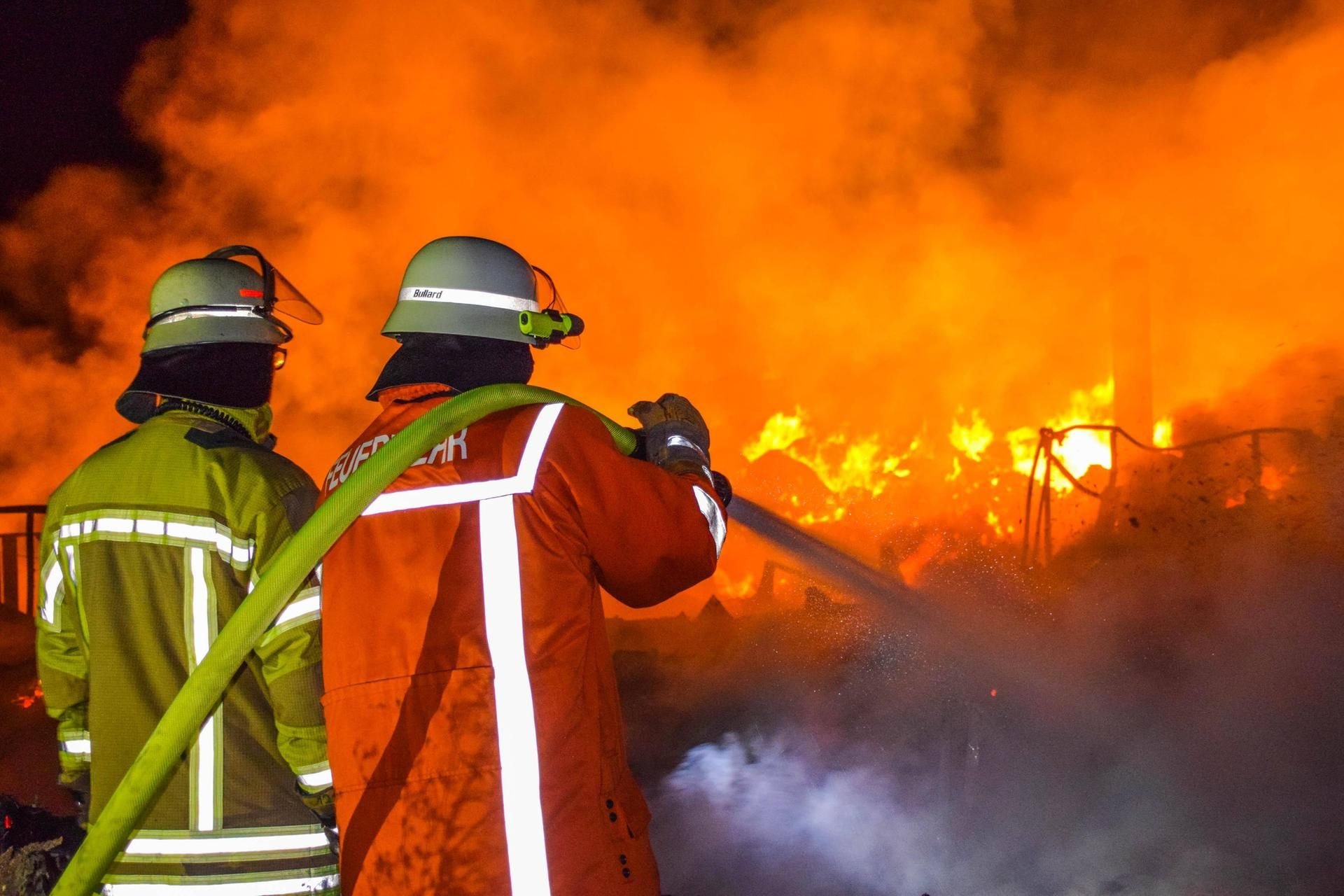 Eine Brandstiftungen-Serie in Bad Lauchstädt halten die Feuerwehren und Anwohner vor allem der Buna-Siedlung bereits seit dem Winter auf Trab.