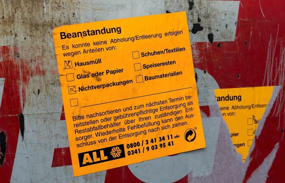 Der Müllentsorger bleibt hart. Wer nicht richtig sortiert, bleibt auf seinem Verpackungsmüll sitzen.