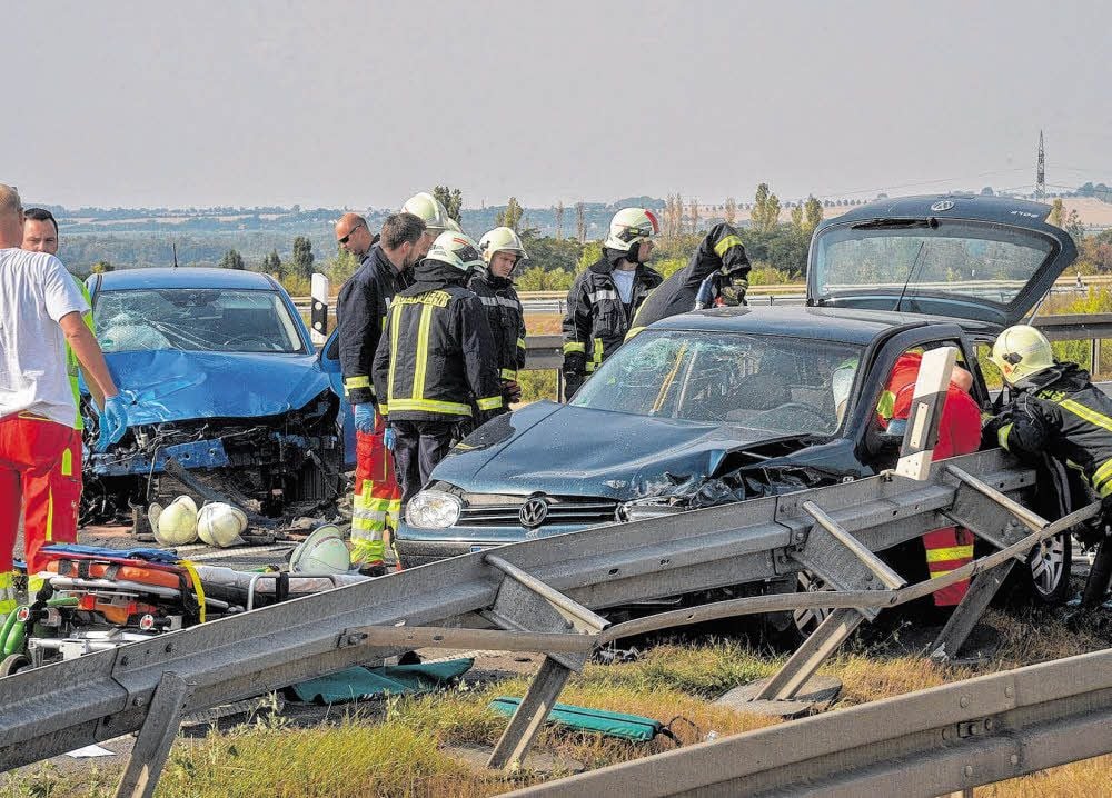 Feuerwehr und Rettungskräfte bemühen sich um den Schwerverletzten.