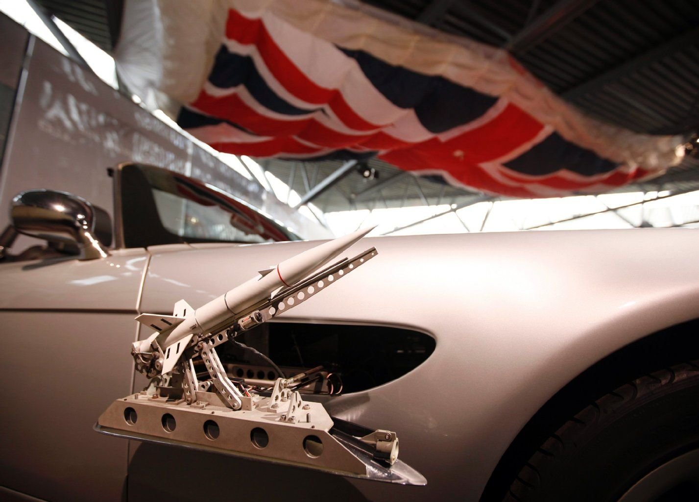 Der BMW Z8 aus „Die Welt ist nicht genug“ ist ebenfalls mit einem Satz Raketen bestückt.