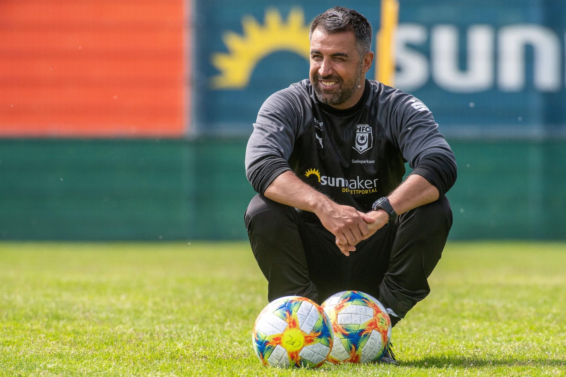 Ein gutgelaunter Ismail Atalan beim HFC-Training am Sonntag.