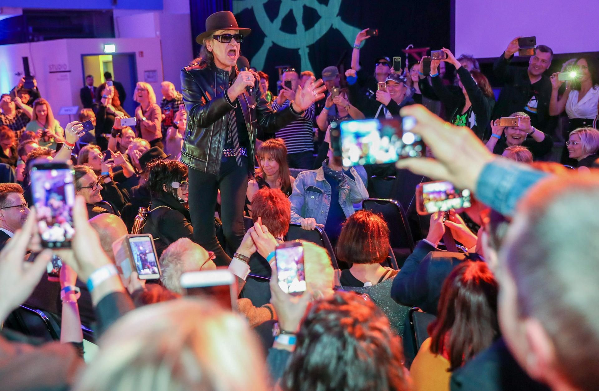 Udo Lindenberg singt spontan während einer Filmpremiere im Leipziger Westbad.