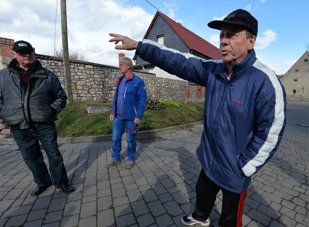 Reinhard Matti und seine Nachbarn im Bullenwinkel ärgern sich über höhere Beiträge und Mängel.