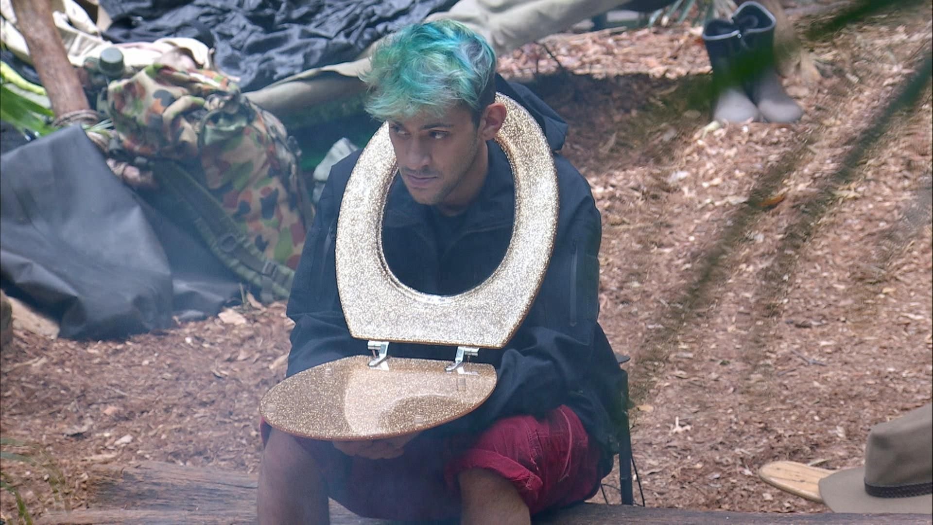 Daniele hat seine Zigaretten und die goldene Klobrillle wieder.