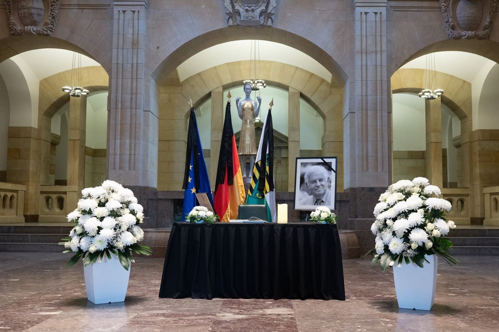 Ein Kondolenzbuch liegt nach dem Tod des CDU-Politikers Kurt Biedenkopf im Foyer der Sächsischen Staatskanzlei.
