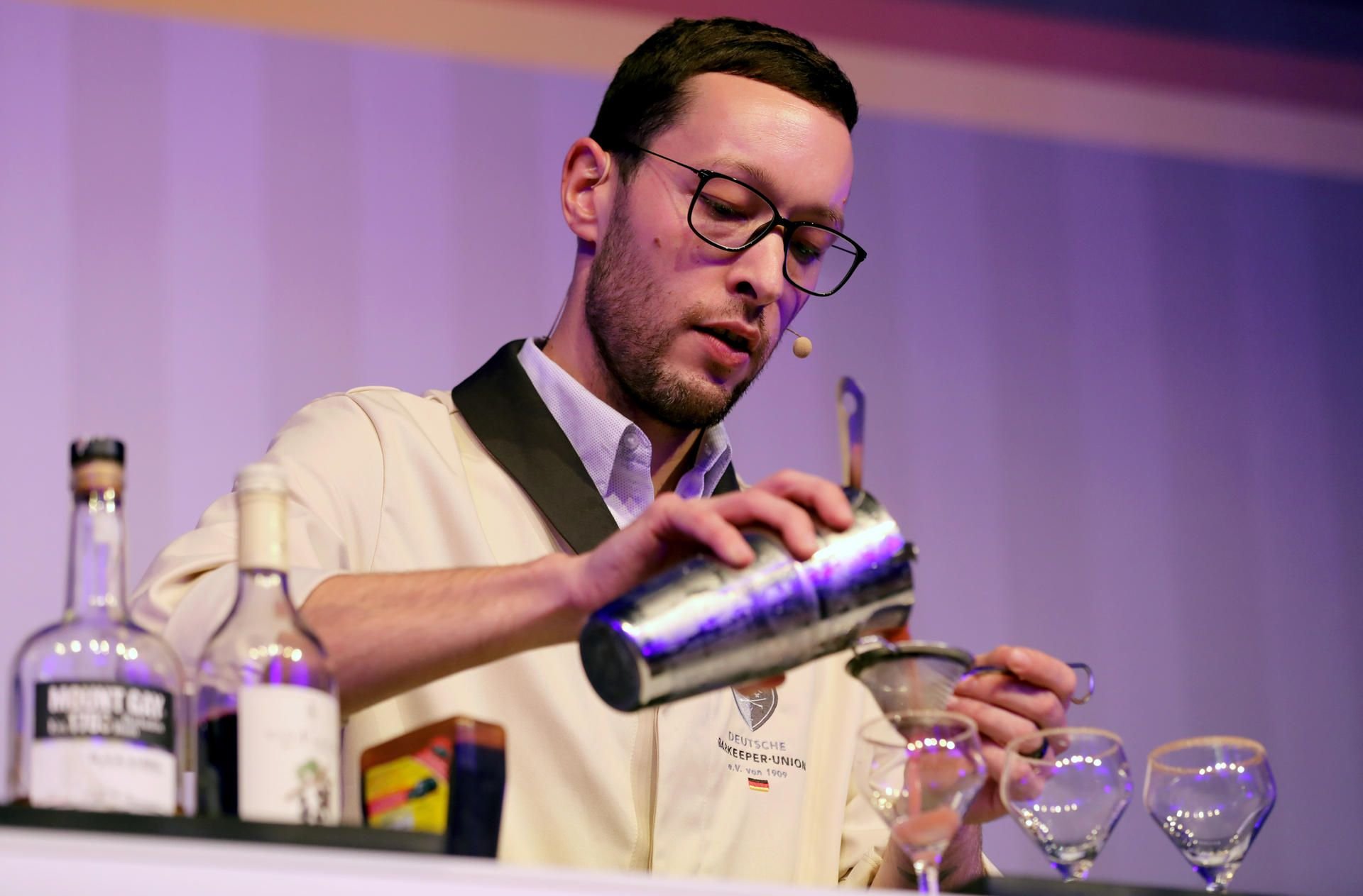 Mit seinem Cocktail "Im Winter, wenn es stürmt und schneit" ist Martin Kramer aus Wittenberg Vizemeister der Deutschen Cocktail-Meisterschaft geworden.