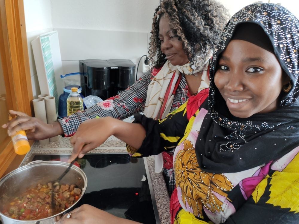Aischa Darame (vorn) und Loaniye Engea kochen ehrenamtlich gemeinsam für das Stadtteilhaus.