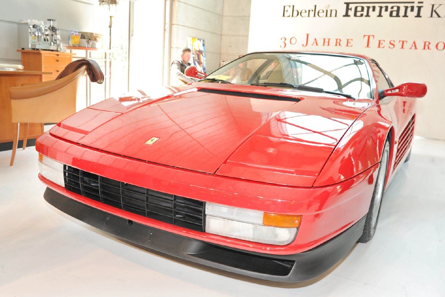 In den 1980ern stellte Ferrari seinen absoluten Kult-Zwölfzylinder auf die Räder, den Testarossa. Er wurde von 1984 bis 1996 gebaut.
