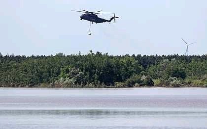 Ein Bundeswehrhubschrauber vom Typ Sikorsky CH-53 lädt Sandsäcke in unzugänglichem Gebiet bei Bitterfeld-Wolfen (Sachsen-Anhalt) ab.