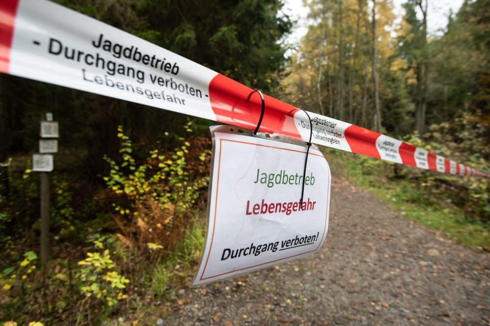 Absperrband und Schild signalisieren: In diesem Wald findet eine Jagd statt. Solch eine Kennzeichnung gehört zu den Sicherheitsvorschriften.
