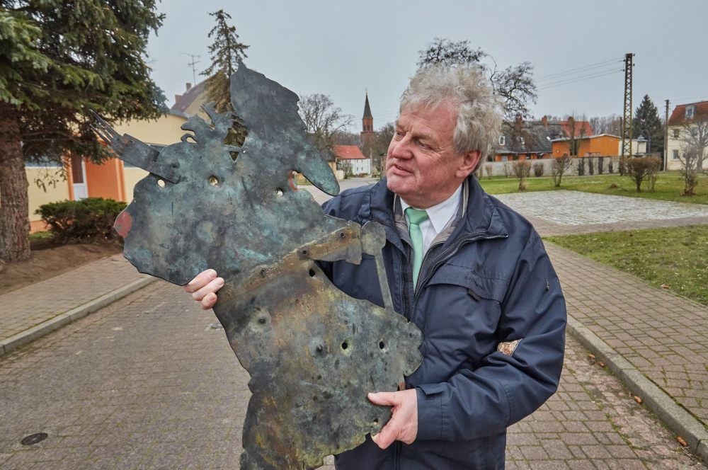 Roland Halang zeigt die Figur der ehemaligen Wetterfahne der Cölbigker Kirche, die Vorbild ist für die Darstellung des Knechts Ruprecht.