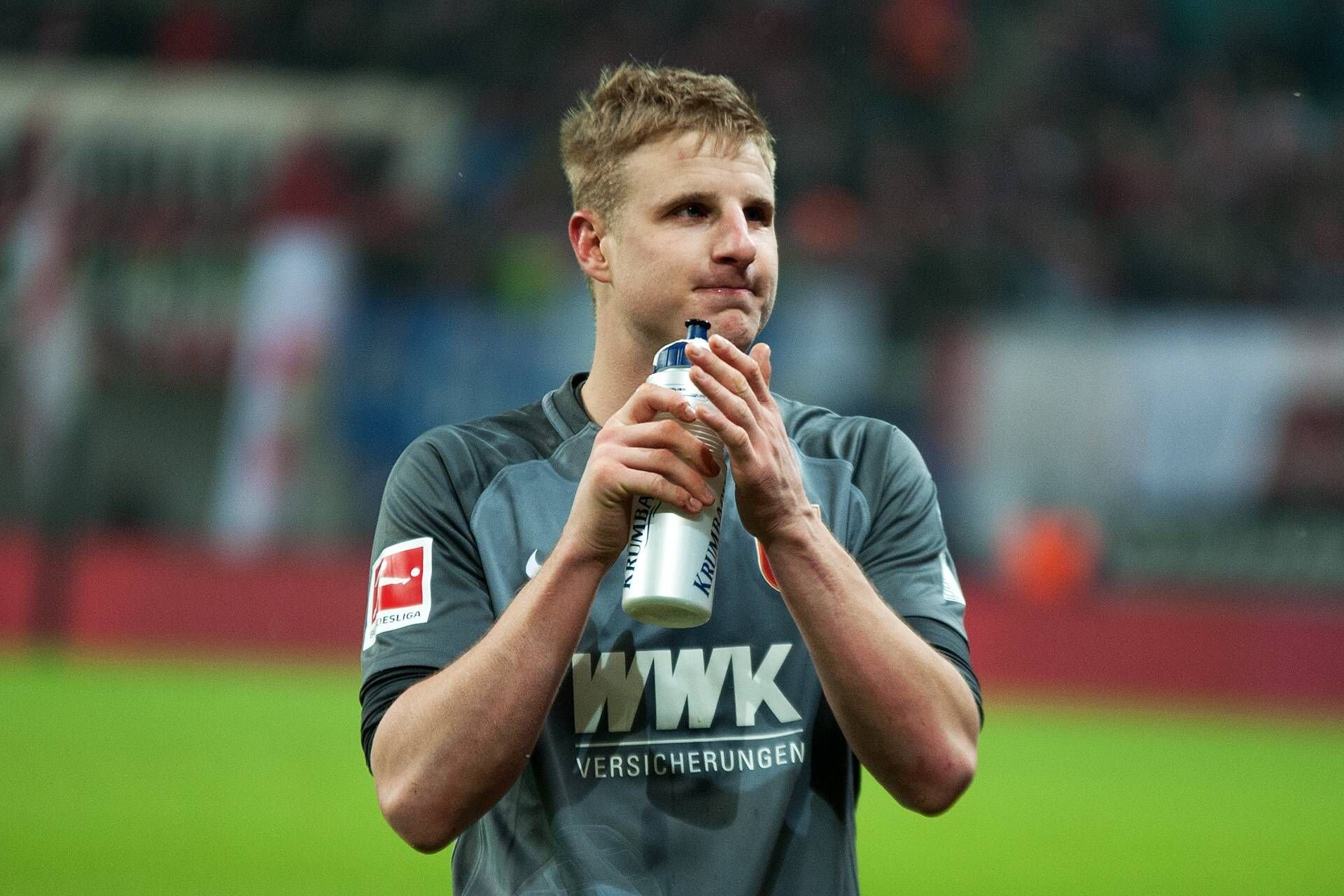 Martin Hinteregger erlebte keinen schönen Samstag in Leipzig. Aber was hatte sich der FCA-Profi eigentlich zu Schulden kommen lassen?