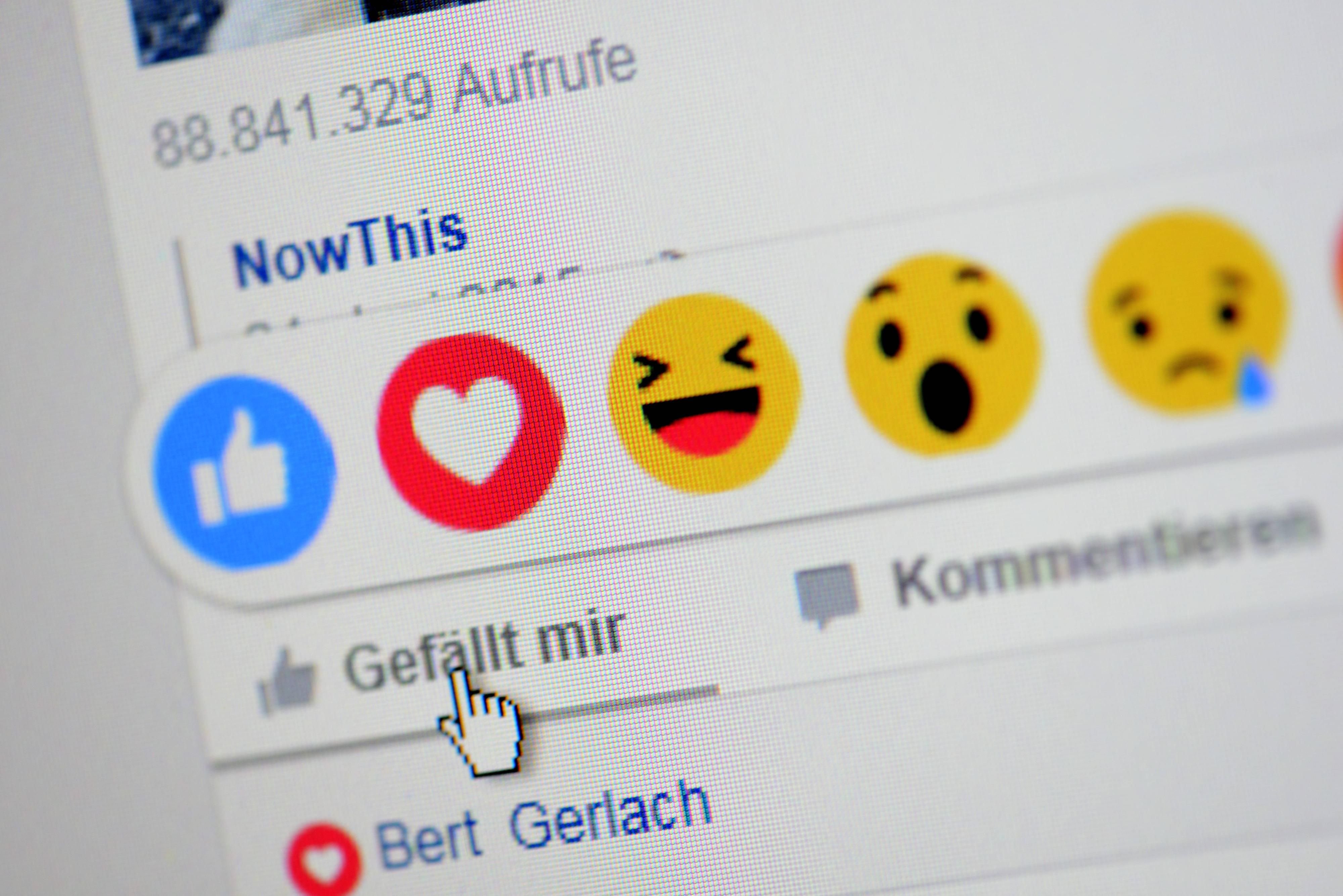 Vorsicht, wenn der Chef oder Kollegen mitlesen: Auch Emoticons im Chat oder AFcebook-Kommentar können beleidigend sein.
