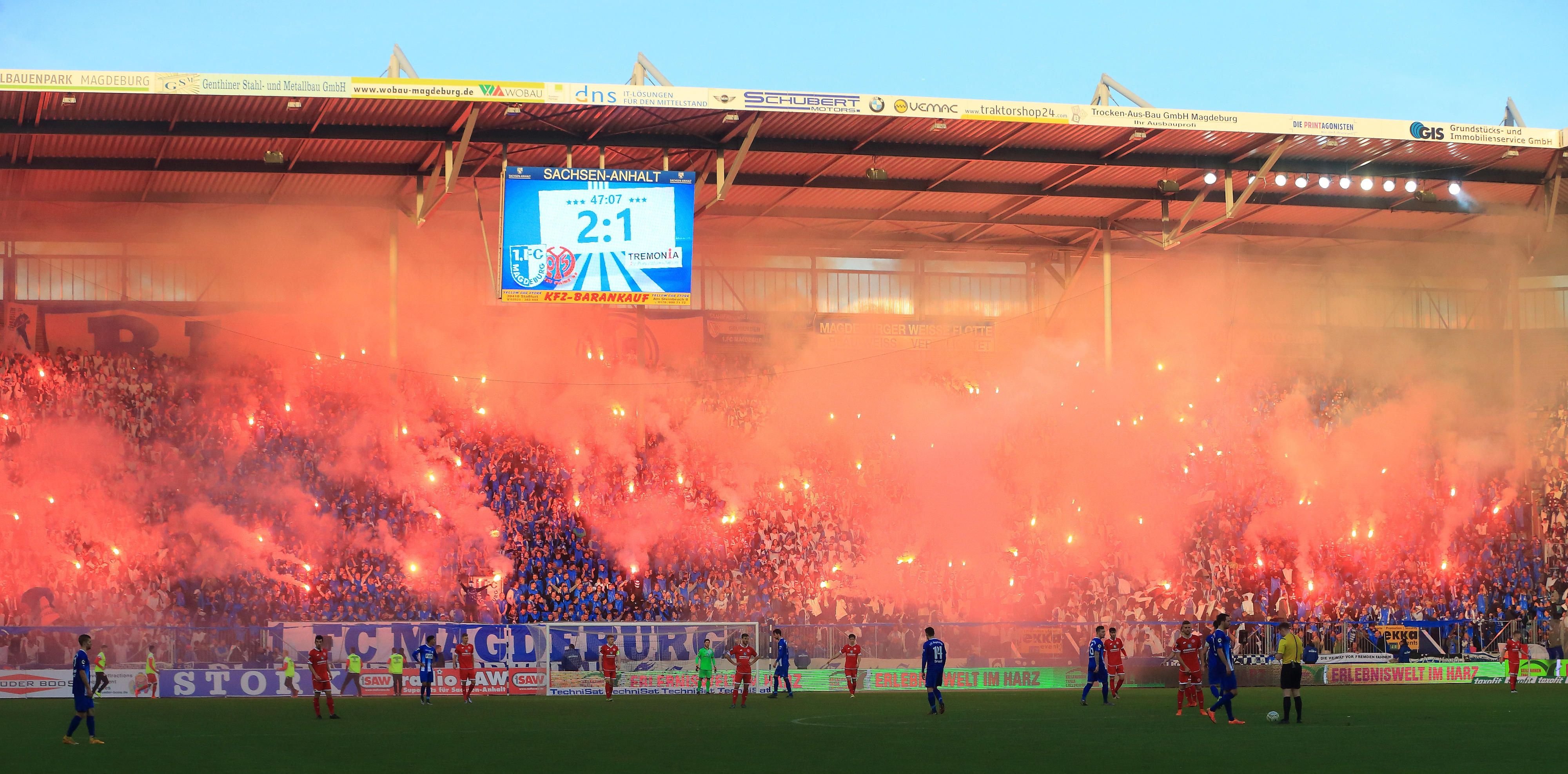 Bengalische Feuer werden auf Tribünen abgebrannt.