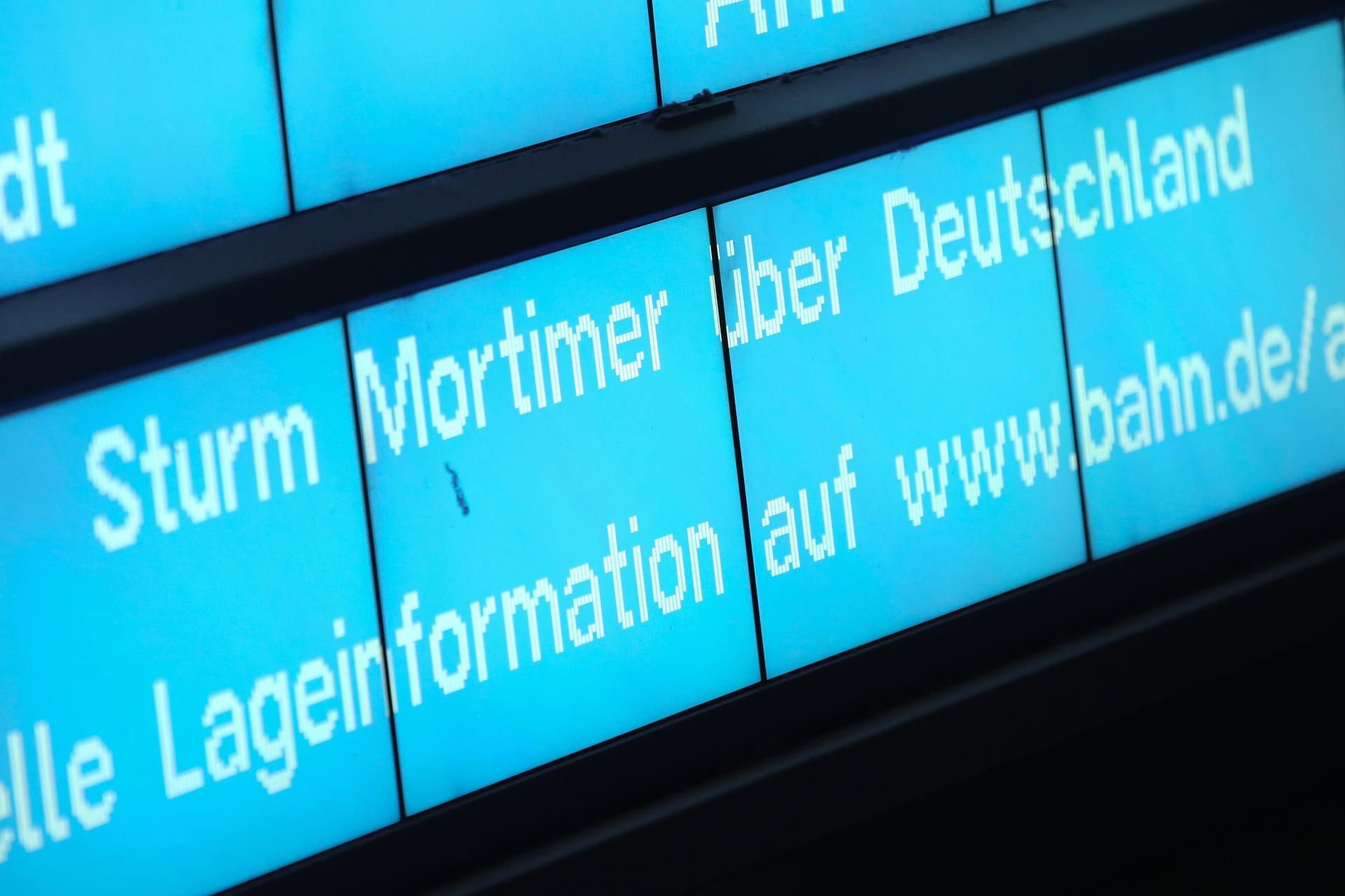 Hamburg: «Sturm Mortimer über Deutschland» steht auf einer Anzeigetafel am Hauptbahnhof.