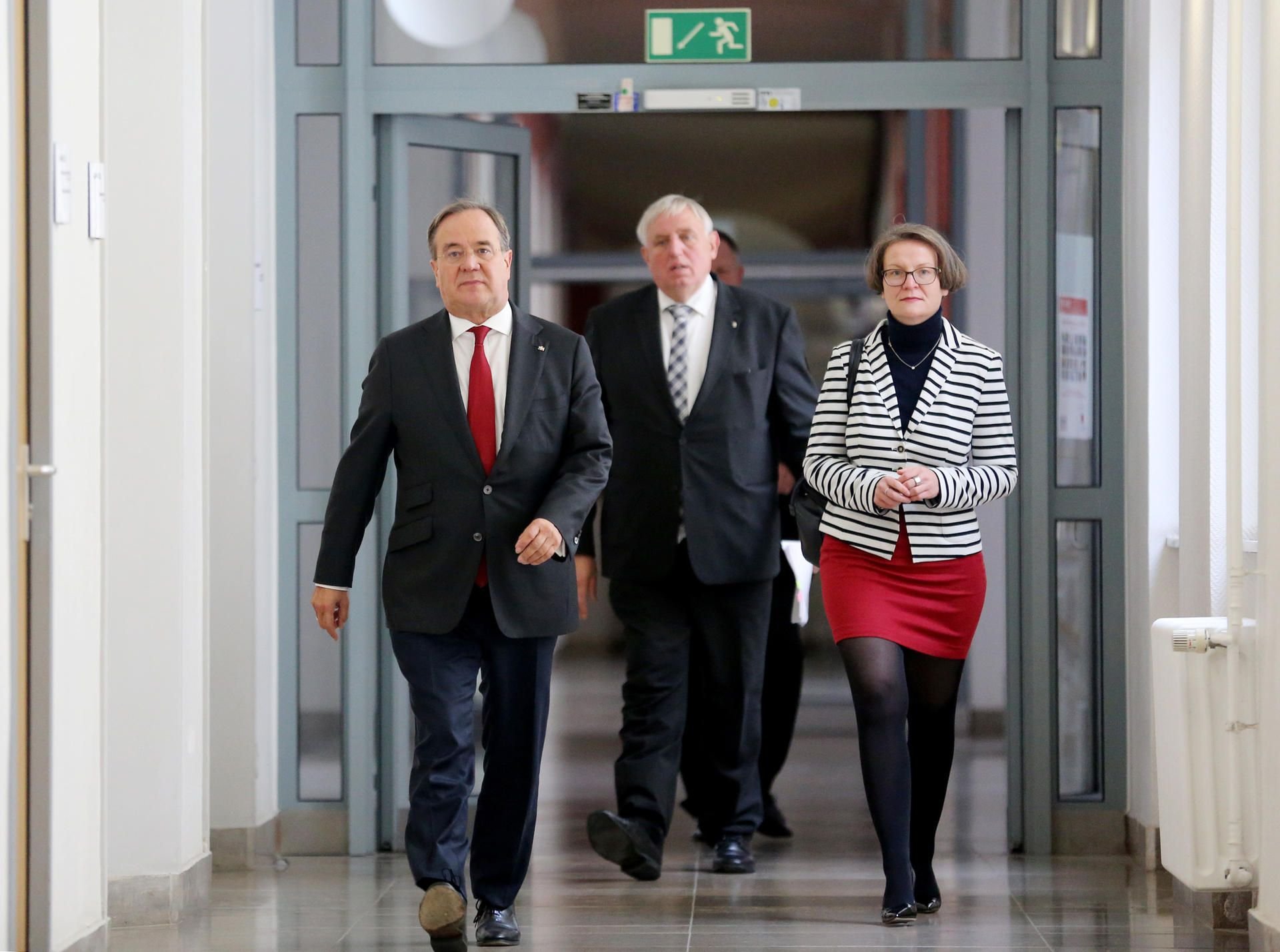 Armin Laschet (CDU, l.), NRW-Ministerpräsident, Karl-Josef Laumann (CDU), Gesundheitsminister von Nordrhein-Westfalen, und Ina Scharrenbach (CDU), Ministerin für Heimat, Kommunales, Bauen und Gleichstellung.
