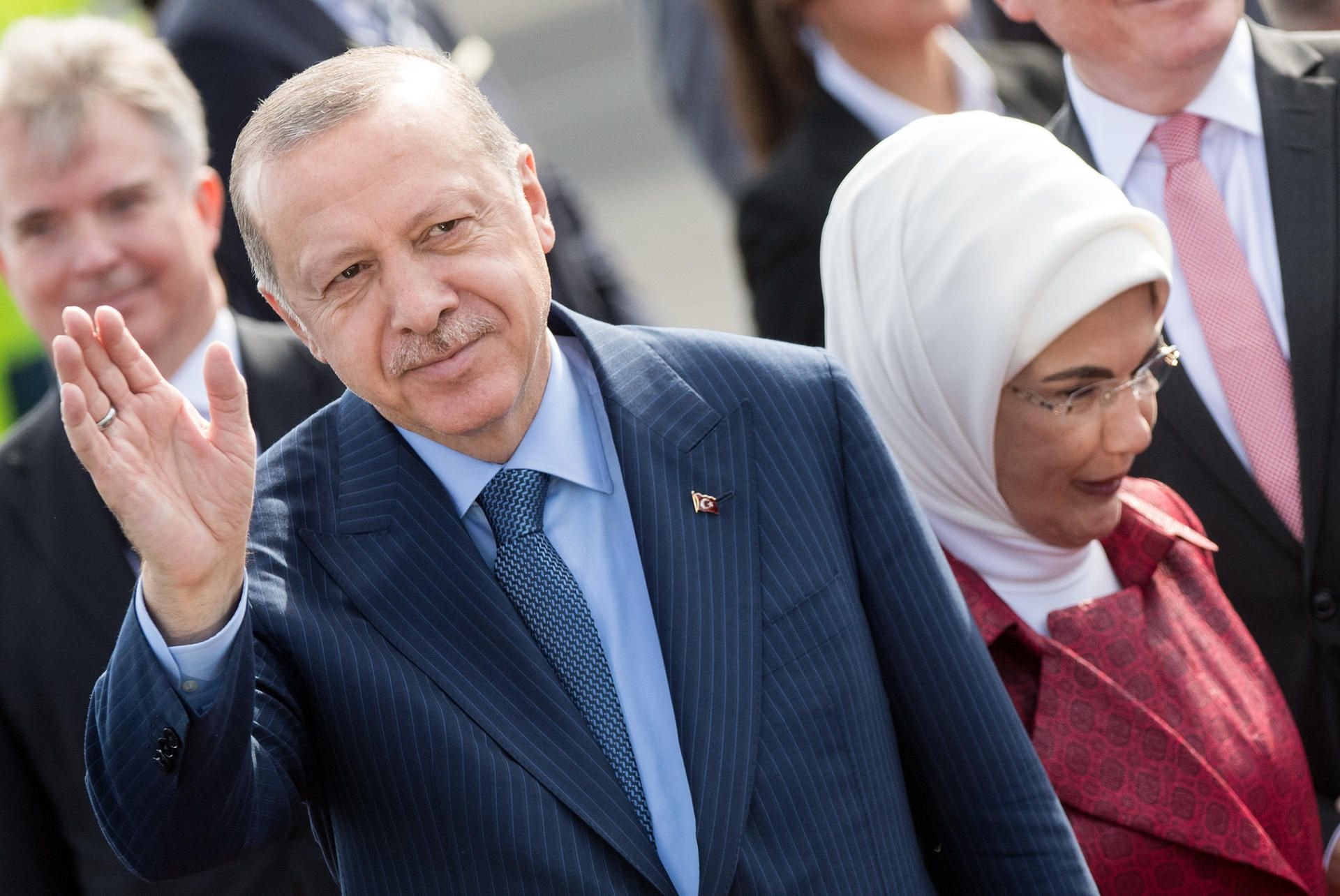 Recep Tayyip Erdogan kommt mit seiner Frau Emine Erdogan auf dem militärischen Teil des Flughafen Tegel an.