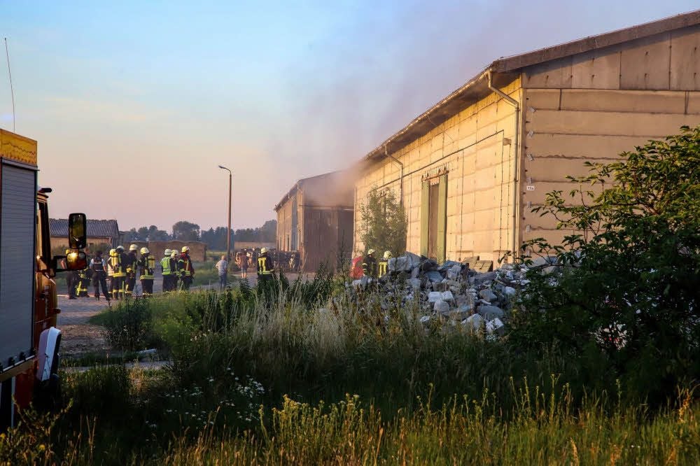 Stroh war in einer Scheune in Globig in Brand geraten.