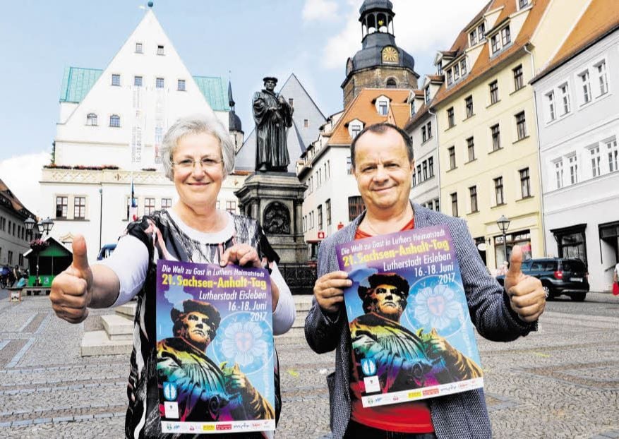 Drei für das Landesfest: Bürgermeisterin Jutta Fischer, Luther (hinten) und Festorganisator Siegmund Michalski auf dem Eisleber Marktplatz.