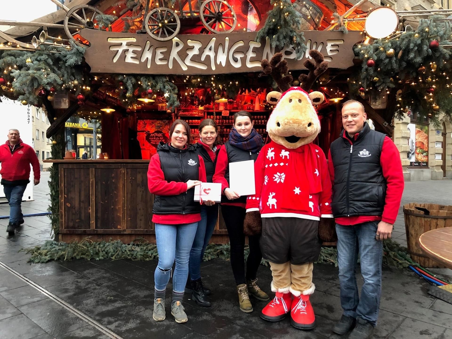 Der beliebteste Stand auf dem Halleschen Weihnachtsmarkt ist Matzkes Feuerzangenbowle.