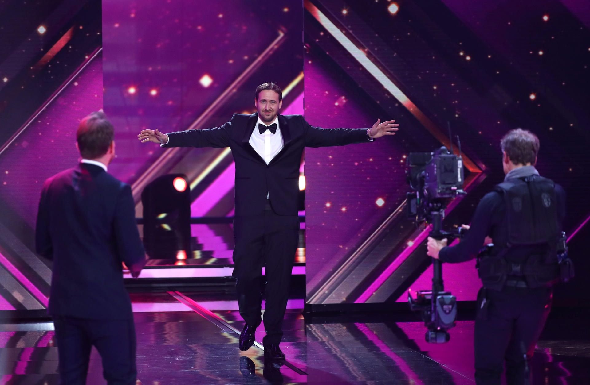 Der falsche Ryan Gosling betritt bei der Verleihung der Goldenen Kamera die Bühne.