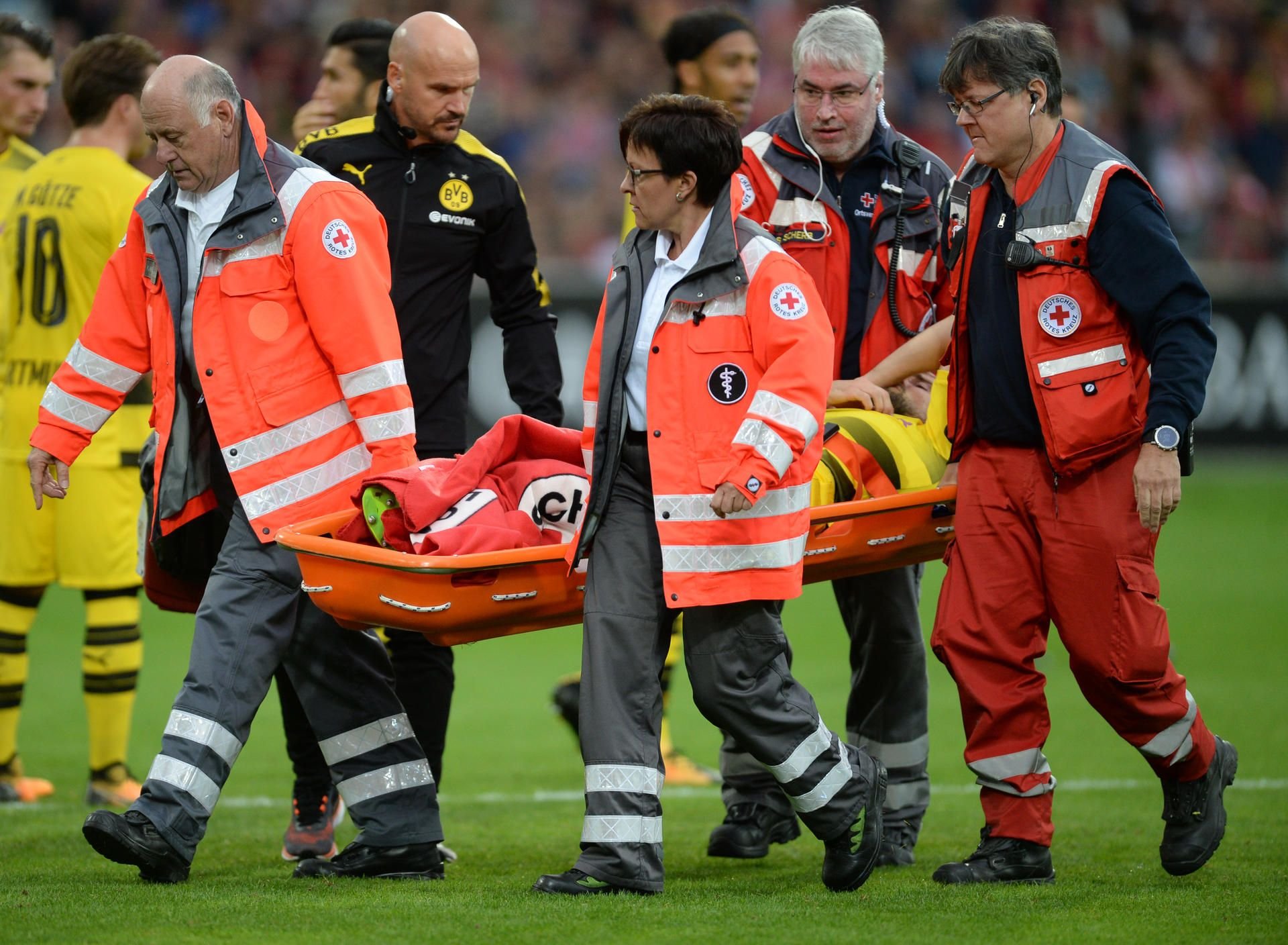 Marcel Schmelzer wird gegen Freiburg verletzt vom Platz getragen.