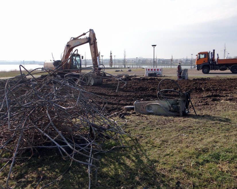 Am Hafen entfernt man die Reste des Strommasts. Hier wird ein Hotel gebaut.