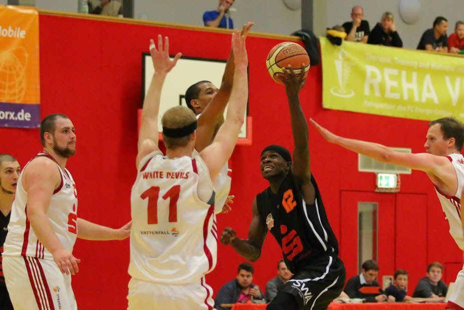 Andrew Jones (am Ball) war gegen Cottbus bester Werfer.