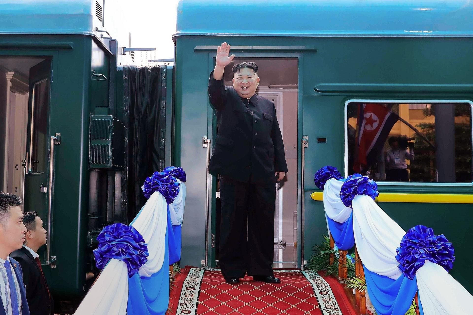 Kim Jong Un grüßt die Menge vor seinem Zug in Nordkorea. (Archivbild)