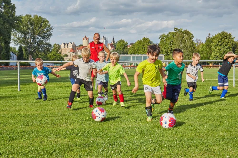 Die jüngsten Kicker beim SV Einheit dribbeln derzeit noch auf Naturrasen, der den starken Trainingsbelastungen durch die vielen Mannschaften kaum standhält.