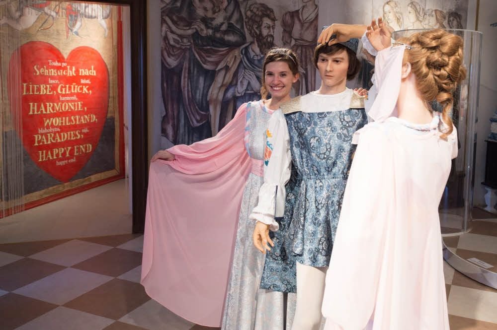 Originale Filmkostüme werden in der Ausstellung „Drei Haselnüsse für Aschenbrödel“ im Schloss Moritzburg gezeigt. Wer mag, kann sie sogar anprobieren.