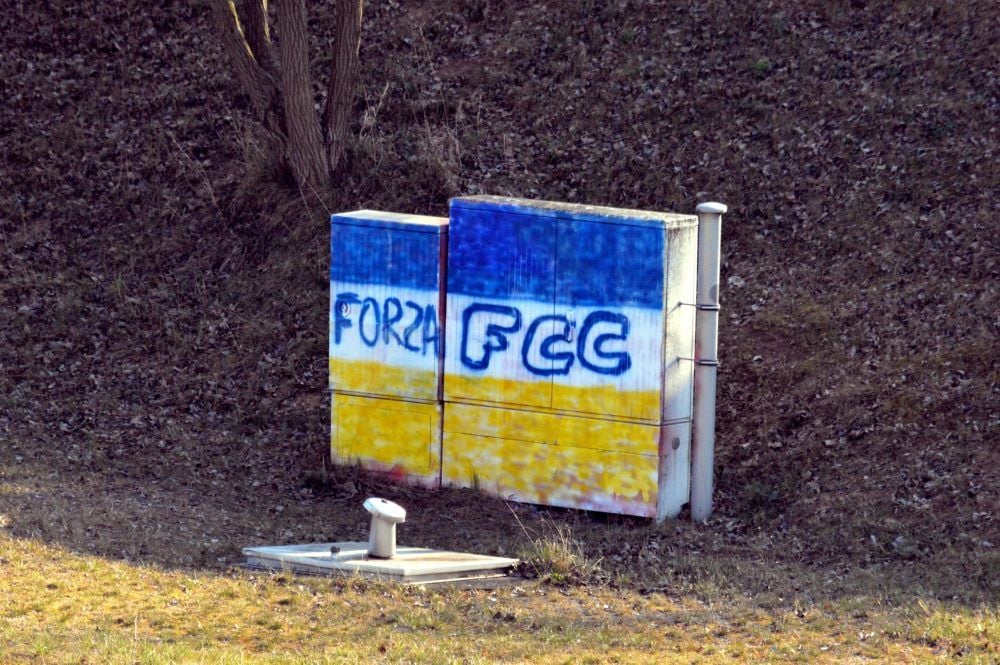 Ein Stromkasten in den Farben des FC Carl-Zeiss Jena an der B87