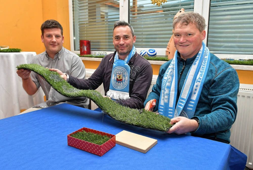 Den Platzpatenschaften packen Mario Hänsch, Jens Hilse und Gerd Möbius (v. li.) jetzt noch ein Stück des Kunstrasens vom Stadion bei.