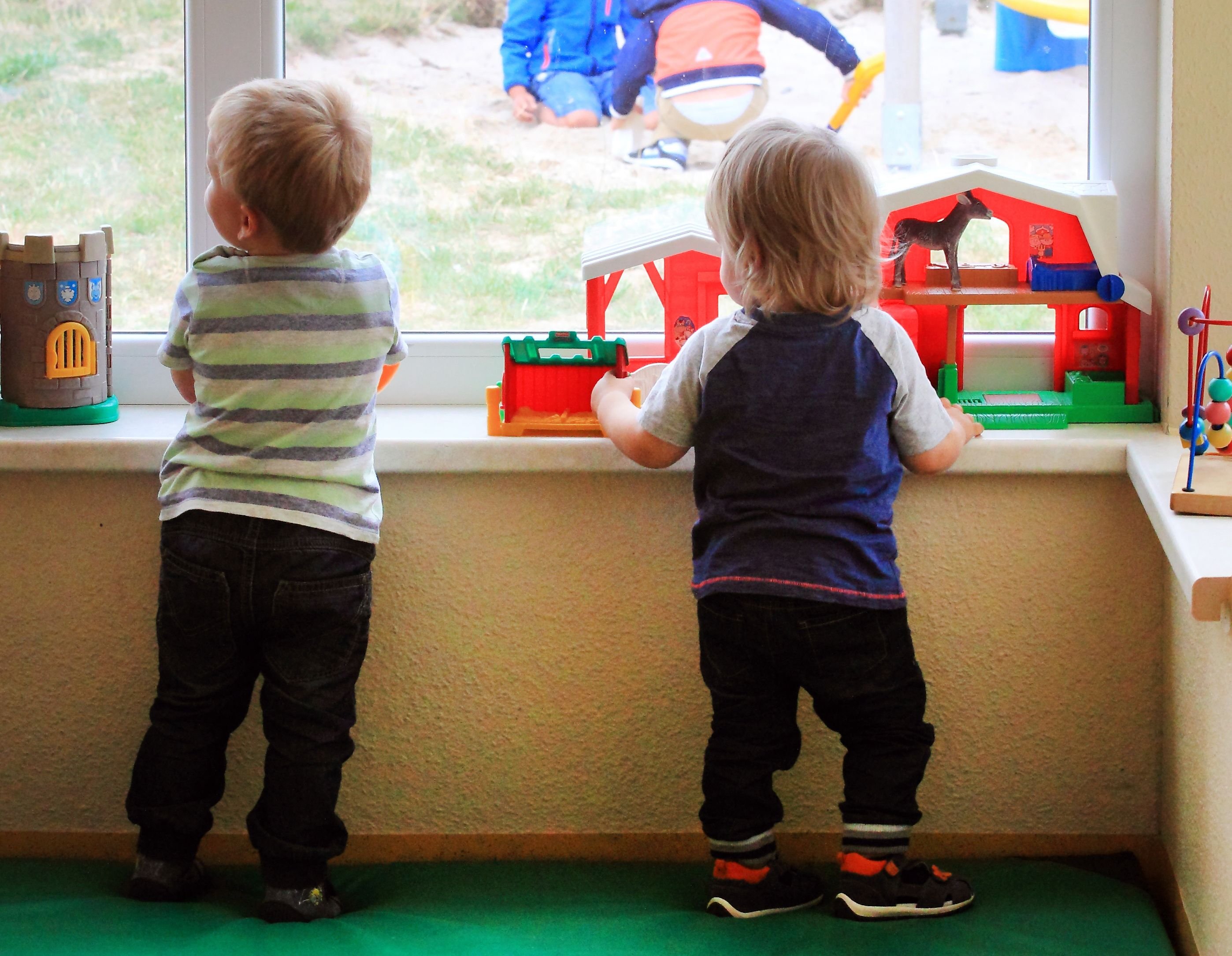 Zwei Kinder spielen in einer Kita.