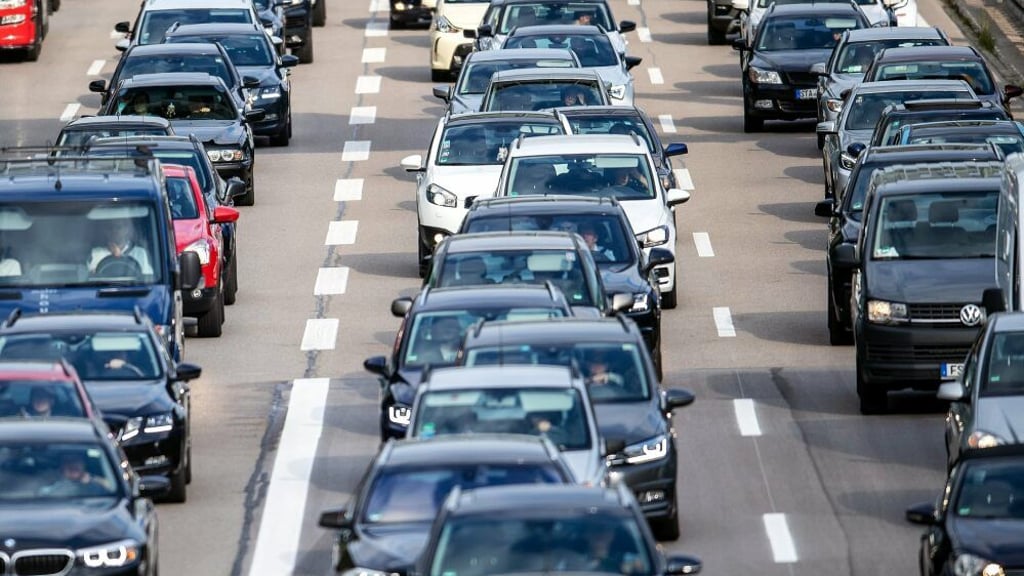 Urlaub ist die schönste Zeit im Jahr. Wenn diese aber schon mit Stau beginnt, hängt oft der Segen gewaltig schief innerhalb des Fahrzeuges. Deswegen gilt: Gut vorplanen und auf die Geheimtipps dieser Zeitung hören!