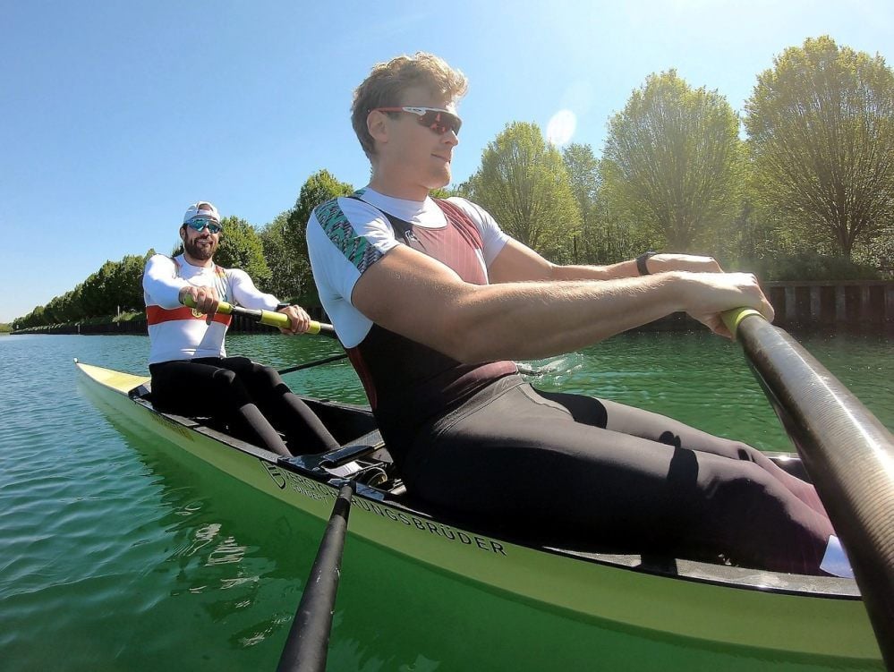 Maximilian Planer (links) während einer Einheit mit dem Schlagmann des Deutschland-Achters, Hannes Ocik, auf dem Dortmund-Ems-Kanal. Seit einer Woche kann der Bernburger wieder auf dem Wasser trainieren.