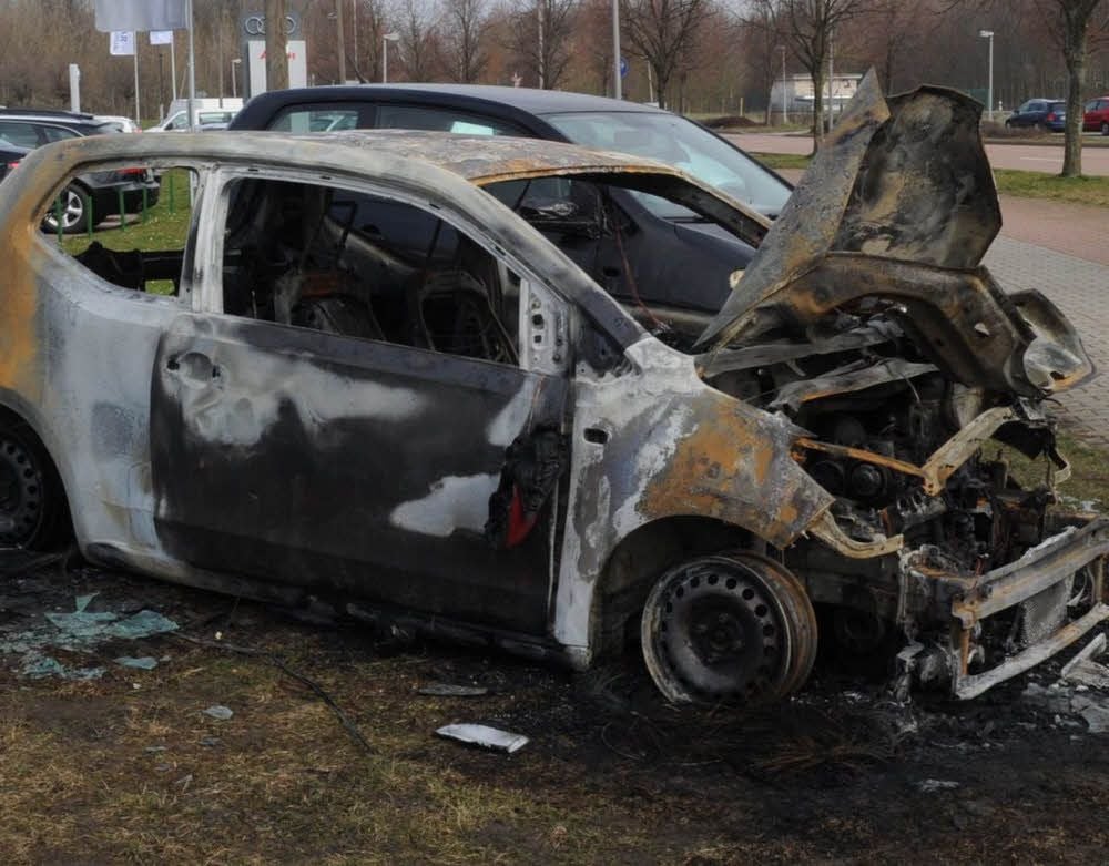 Bei dem Brandanschlag Anfang April in Helbra brannte ein Fahrzeug völlig aus.
