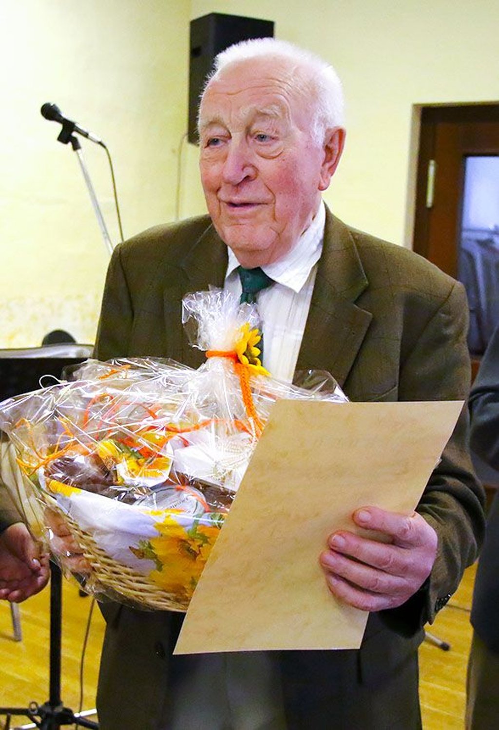 Manfred Friedrich bekommt Urkunde und Präsent.