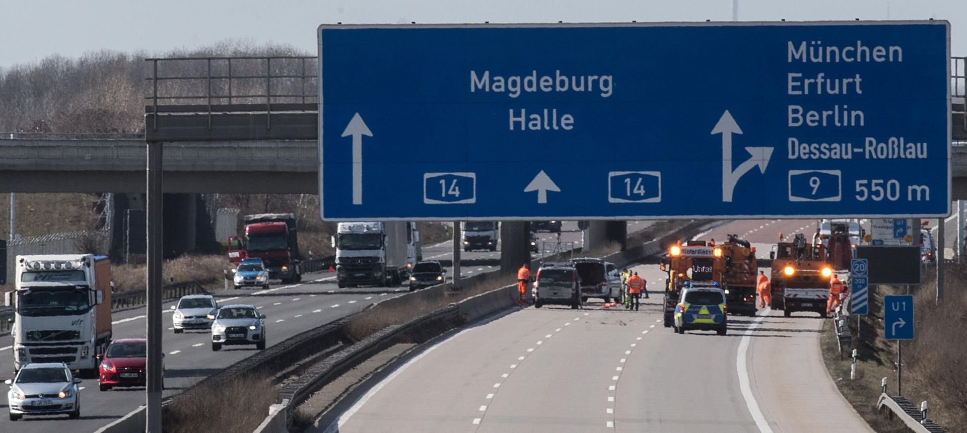 Bei einem Unfall auf der A14 am Schkeuditzer Kreuz in Richtung Magdeburg ist am 16.03. ein 29-Jähriger ums Leben gekommen.