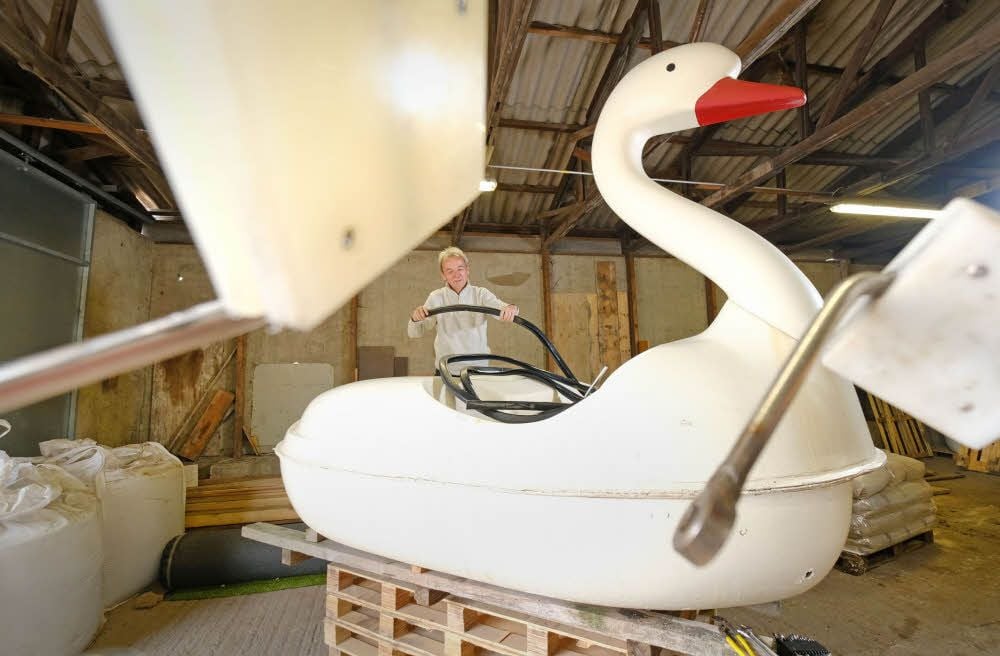 Bernd Schäfer steht vor einer Herausforderung. Er will den Plasteschwan wieder schwimmen lassen.
