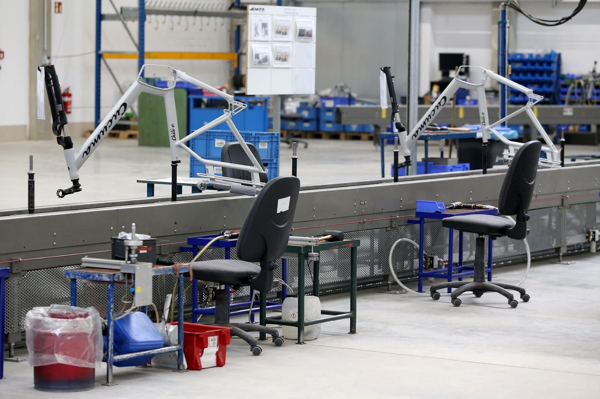 Leere Arbeitsplätze des insolventen Fahrradherstellers Mifa an einer Produktionslinie für E-Bikes.
