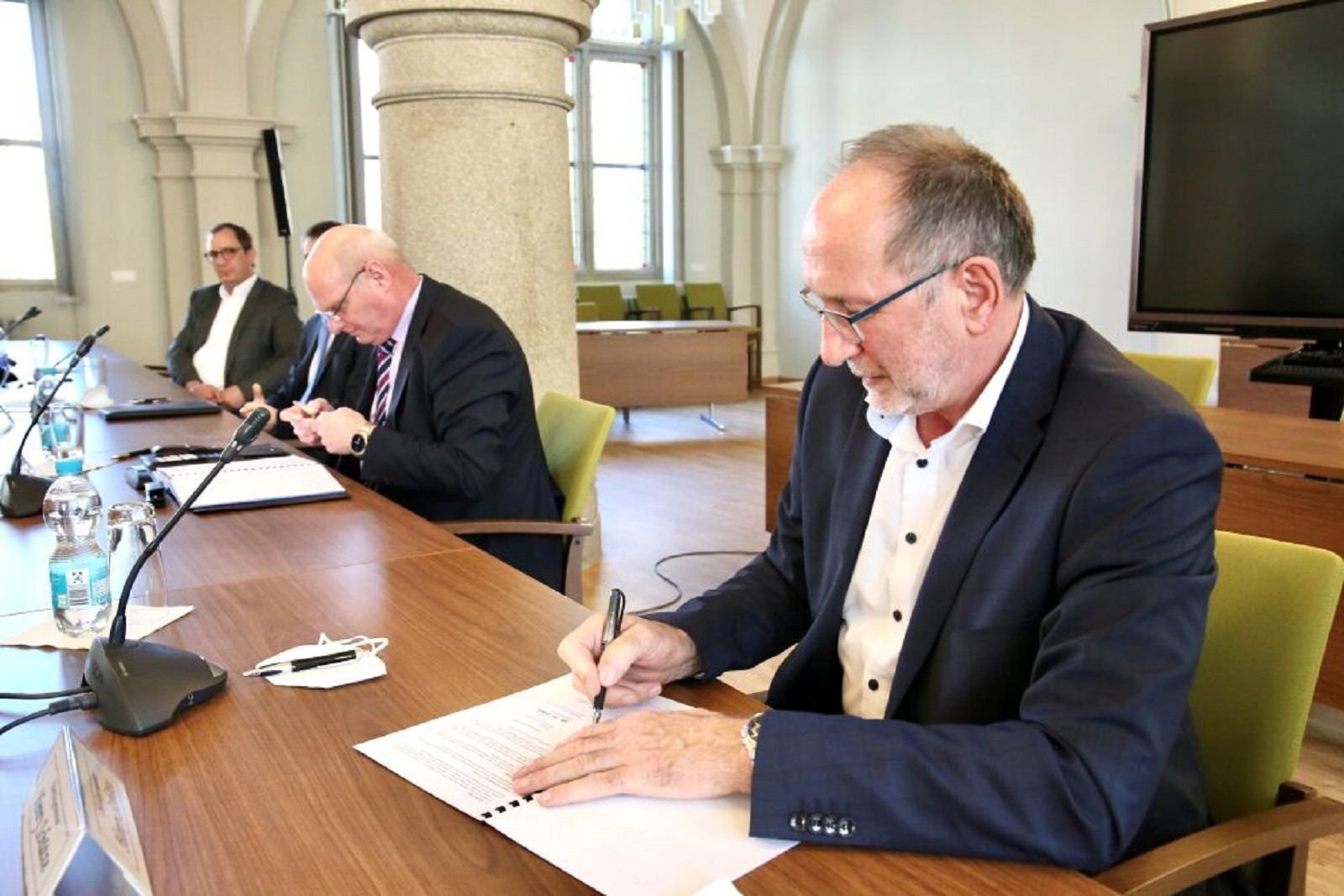 Bernburgs OB Henry Schütze (r.) und Axel Wenzke, Konzernbevollmächtigter der Deutschen Telekom, unterschrieben im Ratssaal die Kooperationsvereinbarung.