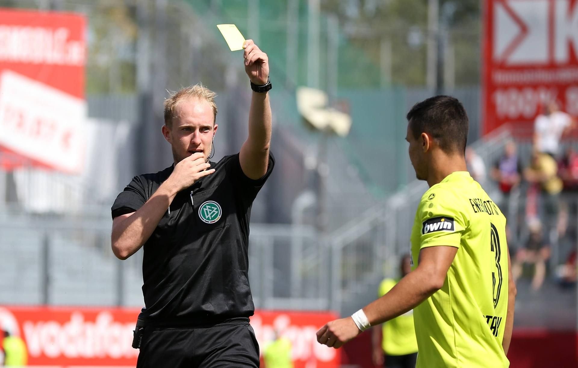 Schiedsrichter Tobias Fritsch, hier im Drittliga-Spiel zwischen den Würzburger Kickers und Energie Cottbus.